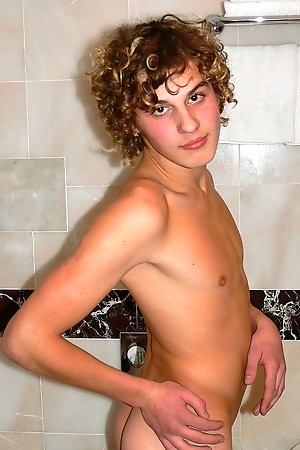 Sweet Twink Raoul bathtub wanking